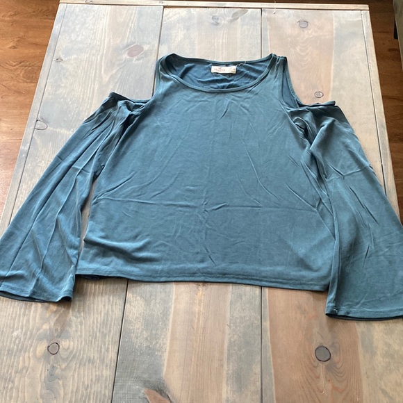 Shoulder cutout Top - Picture 1 of 4